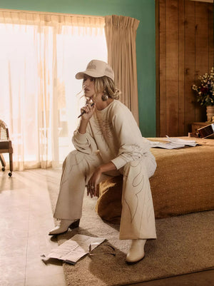 sweat femme LAINEY WILSON X WRANGLER COWBOY